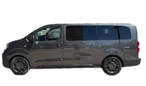 Amplia furgoneta Fiat Scudo 8 plazas 2025 disponible para alquiler de coches en el Aeropuerto de Málaga, ideal para viajes en grupo cómodos y excursiones de golf en la Costa del Sol.