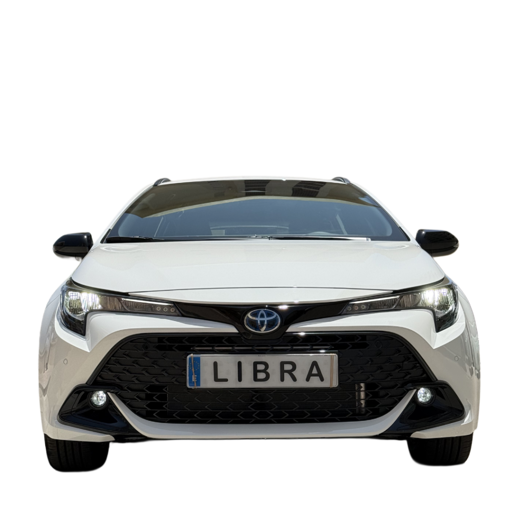 Toyota Corolla Hybrid Touring Sport circulando por carretera costera de Málaga. Alquiler de coche híbrido eficiente en la Costa del Sol.