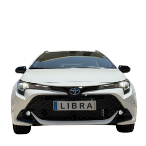 Toyota Corolla Hybrid Touring Sport circulando por carretera costera de Málaga. Alquiler de coche híbrido eficiente en la Costa del Sol.