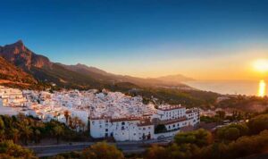 Pueblo blanco de Mijas Pueblo al atardecer con vistas panorámicas de la Costa del Sol.