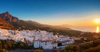 Pueblo blanco de Mijas Pueblo al atardecer con vistas panorámicas de la Costa del Sol.